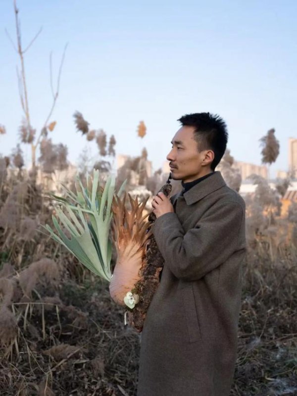 股票配资平台app 一片叶子卖8000？从摆地摊到年销百万，他卖爆“会呼吸的壁画”